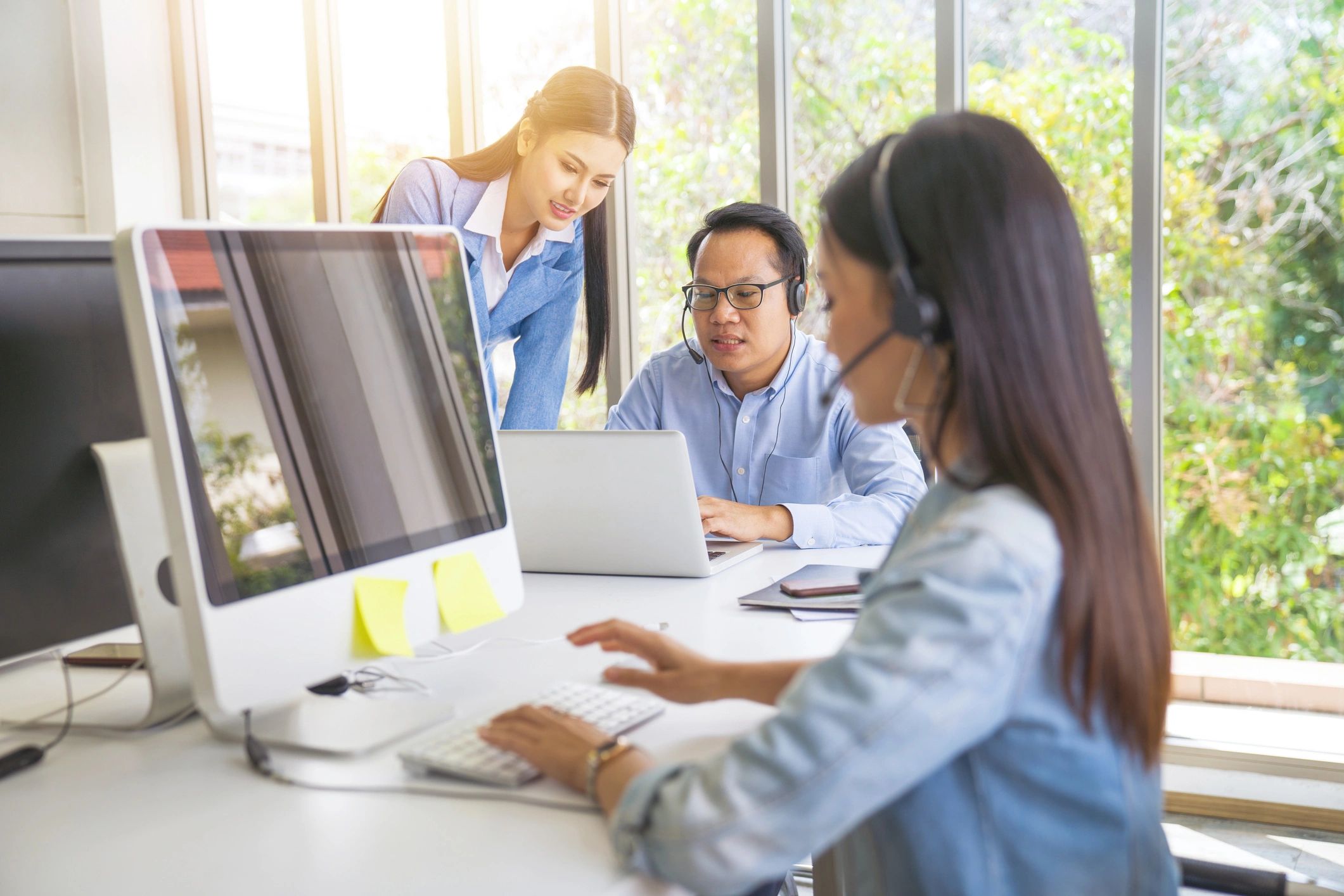 customer service online chat SaaS support team