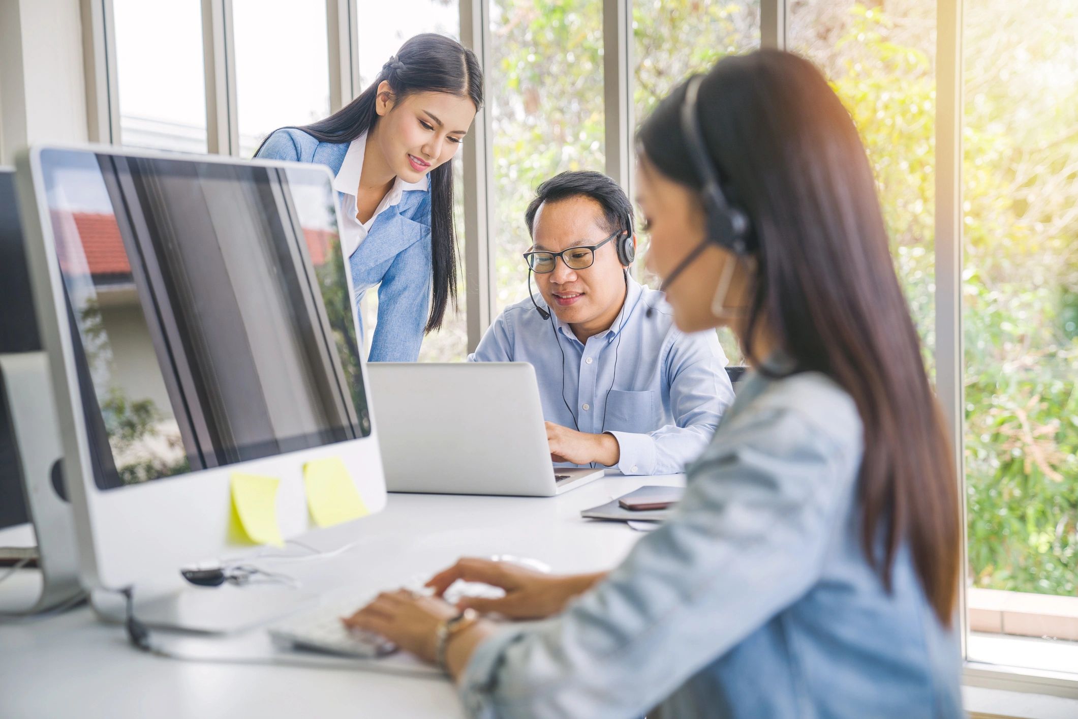 customer service online chat SaaS support team